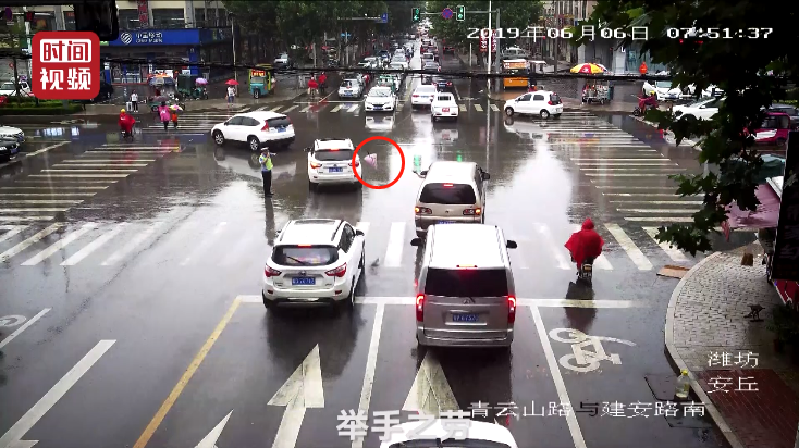 暖心!交警冒雨执勤被淋透 过路司机从车窗抛送雨伞 暖心!交警冒雨执勤被淋透 过路司机从车窗抛送雨伞