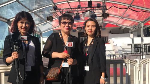 戛纳开始铺红毯，影节宫门口聚集了大量媒体游客