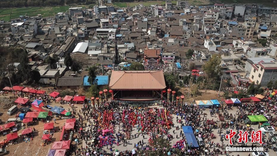 当日,昆明市宜良县北古城镇举办传统"大香会"活动,8名壮汉抬着高达9米