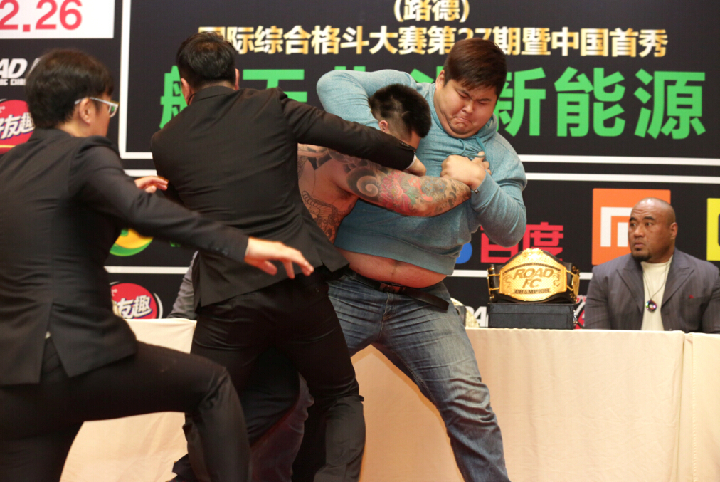 近日，中国20岁格斗小将敖日格乐，比赛中暴揍曾参加日本黑社会组织“山口组”的韩国选手金在勋，24秒KO后仍旧击打对手甚至裁判都拦不住。