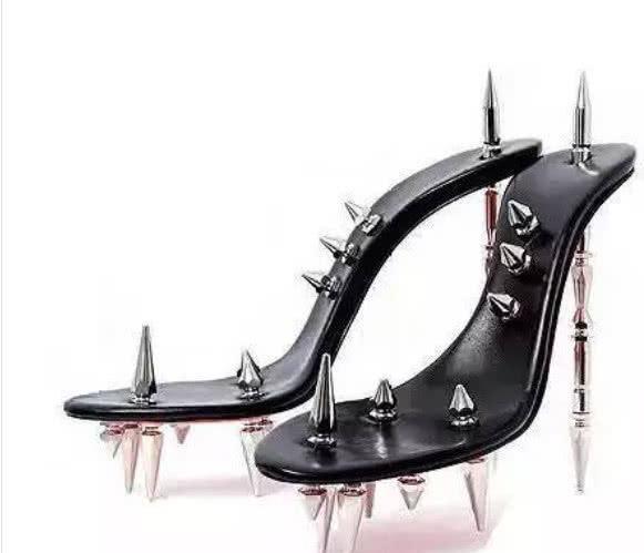 最奇葩高跟鞋:图二金光闪闪,图四脚踩苹果最