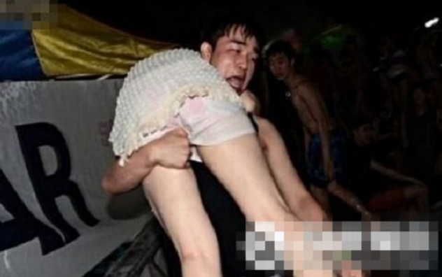 就好像网传南宁捡尸事件,女生醉酒被捡尸,就这样被人强奸了,实在太可怜了。所以,女生们,为了自己,为了家人,不要再喝酒了!