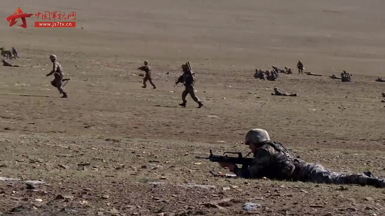 突击分队迅速通过通路,运用重机枪、火箭筒、迫击炮,不间断展开攻击。与此同时,防空雷达搜索锁定敌方空中目标,引导高射炮群展开抗击,将敌机悉数击落。