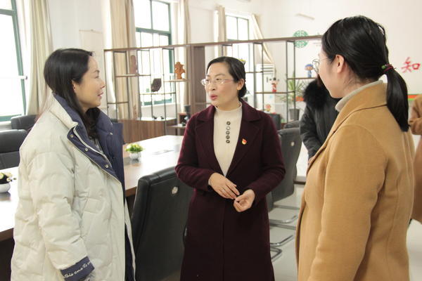 1月14日下午,郑州经开区教文体局党委委员,副局长戴红燕一行