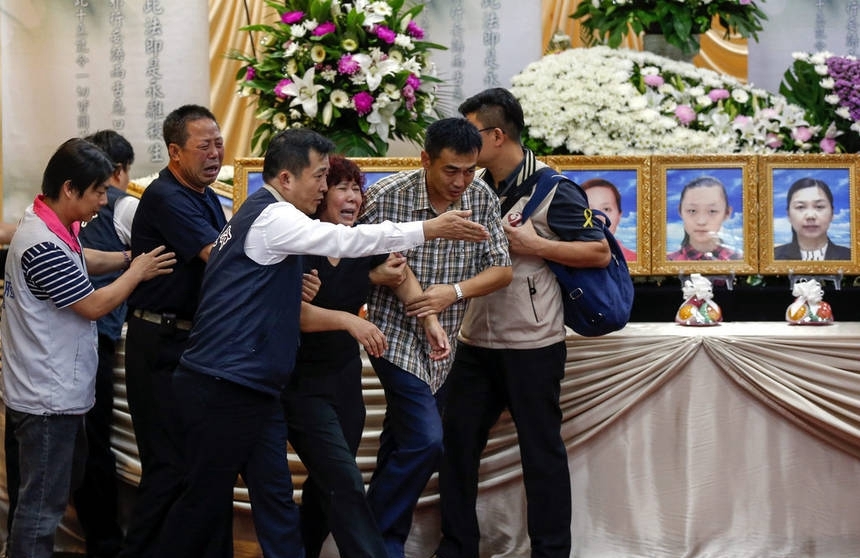台湾游览车起火事故罹难家属灵堂遗照前泪崩