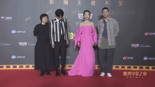 微博之夜徐冬冬红毯掉钱包 单手弯腰捡包暴露真实性格(图8)