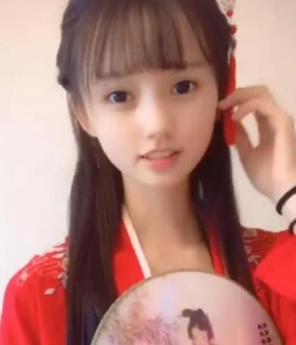 继蔡萝莉后,抖音再现汉服女神,网友:为了红想