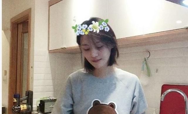 郑爽现在的生活状况,素颜和上镜差别很大?你看