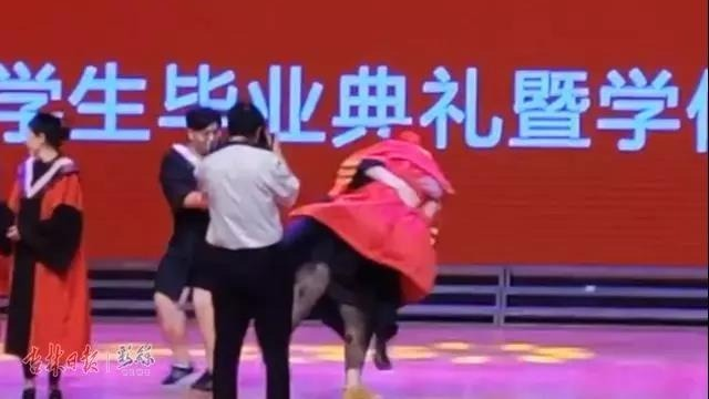 被毕业生“抱摔”的校长 被毕业生“抱摔”的校长