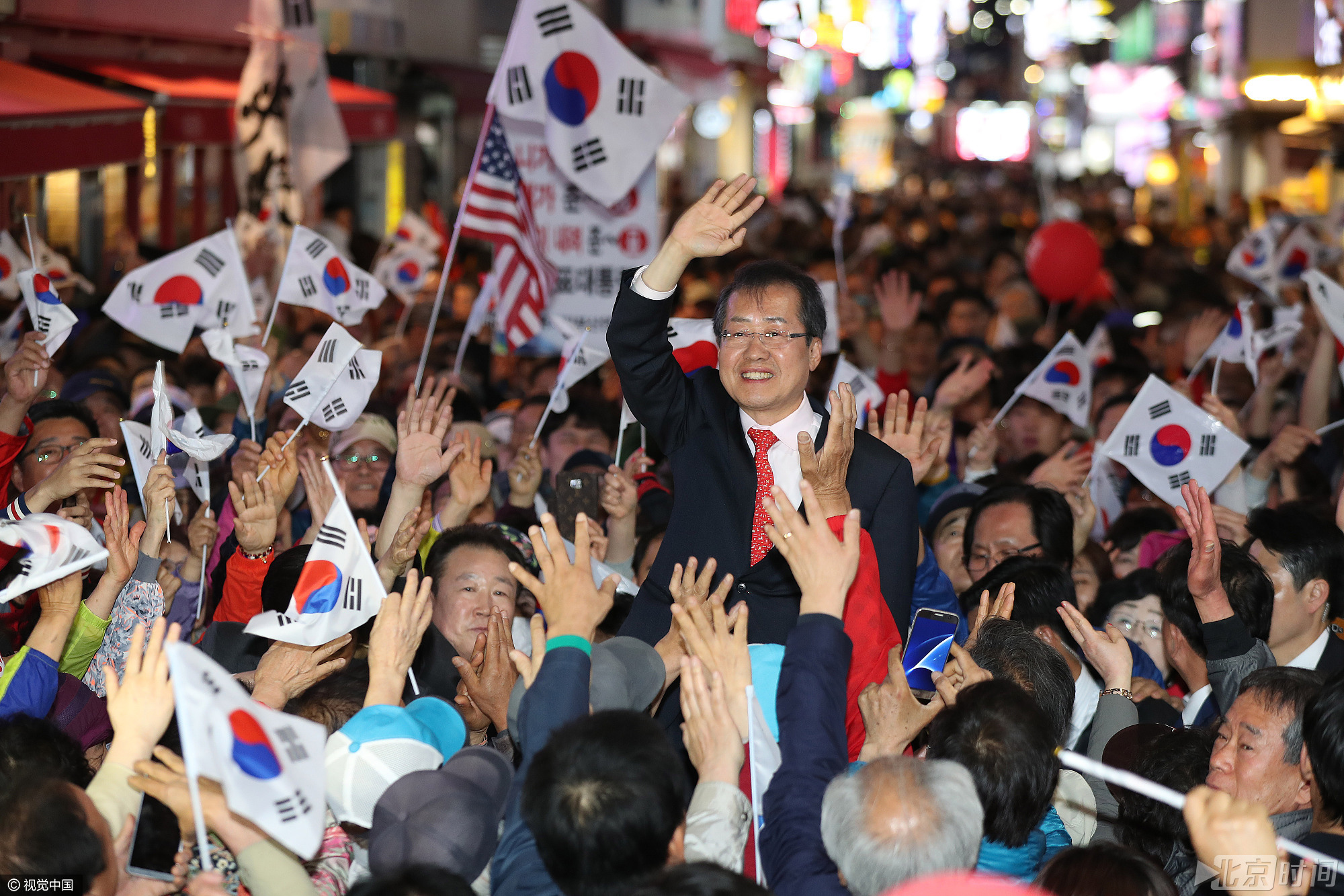 在党内竞选中,洪准杓以54.15%的得票率战胜同党议员金镇台等人,将代表自由韩国党竞选总统。