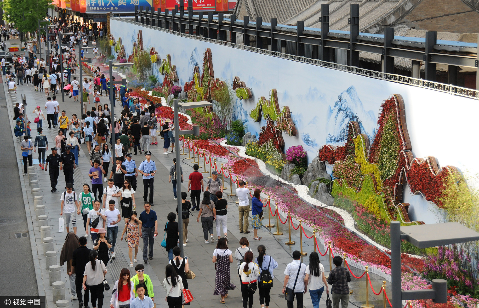 2017年5月14日,北京天高云淡,在西单街头,一组运用垂直绿化系统结合时令花卉的立体工艺植物生态墙完工亮相,庆贺“一带一路”高峰论坛召开。