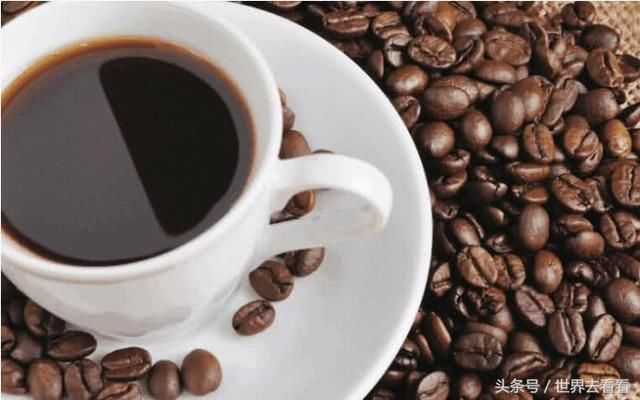 印尼导游带中国游客去买咖啡,游客进了商店之