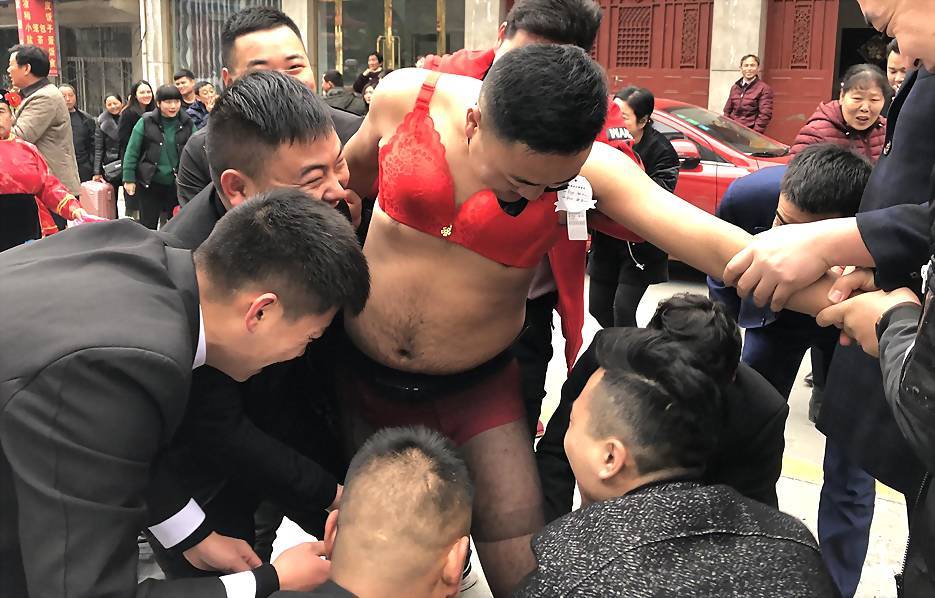 再现闹婚!男子穿文胸被绑泼汽油扔鸡蛋