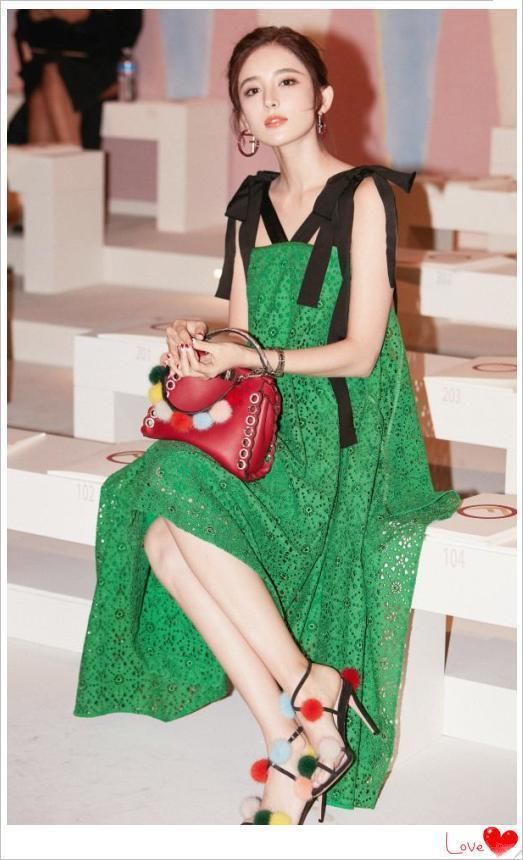 本以为古力娜扎穿绿色吊带裙是全世界,直到看