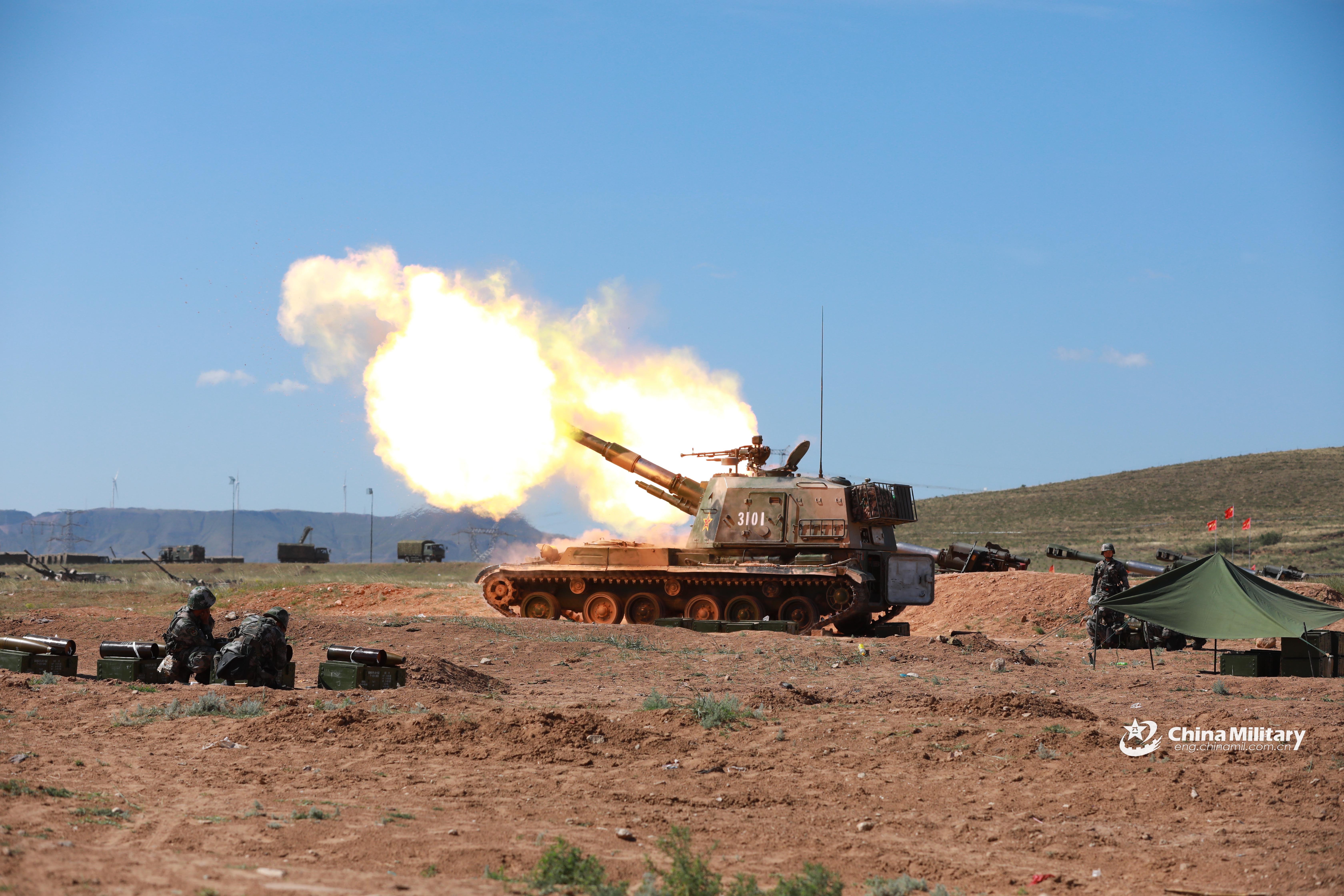 解放军组织炮兵群昼夜实弹射击演练