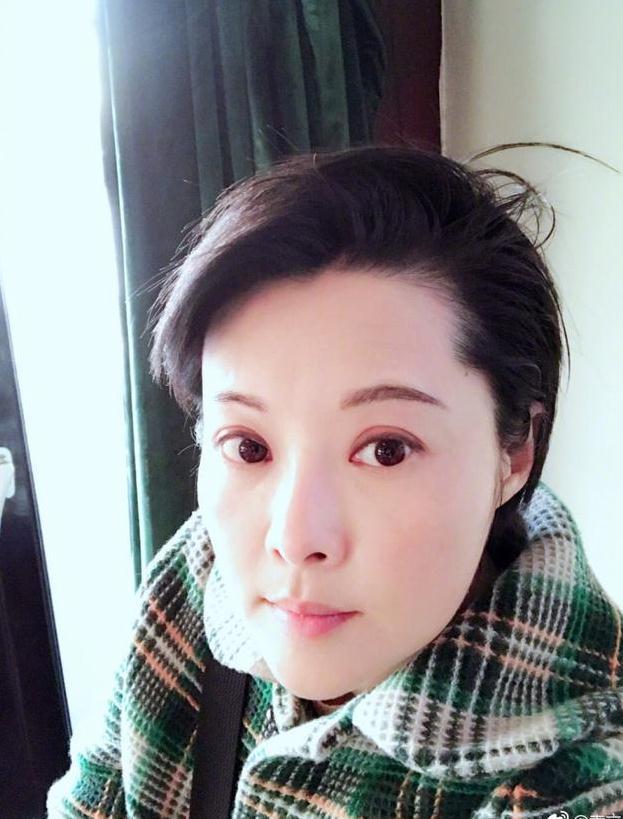 服务员偶遇袁立认不出 赞她要比袁立美 服务员偶遇袁立认不出 赞她要比袁立美