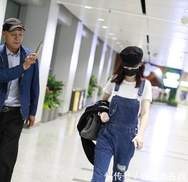 马蓉现身机场,被大爷穷追,照片放大后竟发现了
