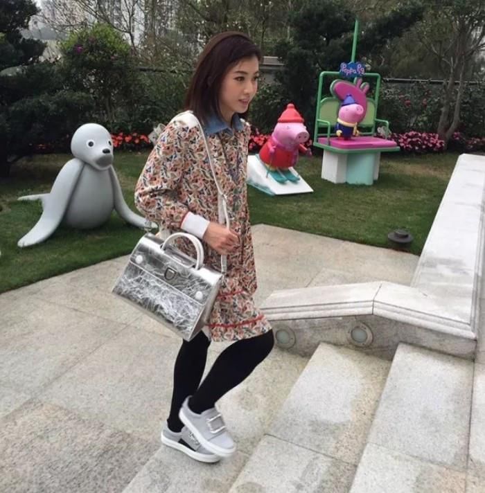 香港女首富甘比,成了美妆博主?