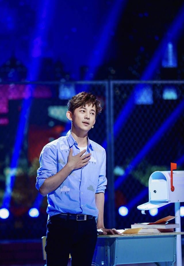 何老师是第二个拿到微博粉丝过亿的人,那第一