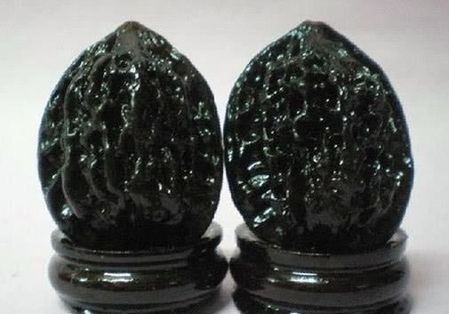 中国学生去巴基斯坦旅游,买5块地毯和20颗黑核