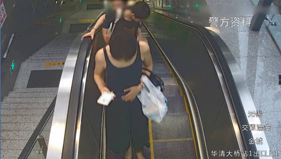 “地铁色狼”尾随年轻女性裸露器官