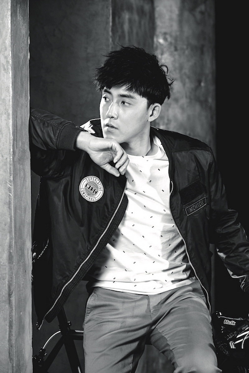 张睿首曝运动写真 简约休闲变身活力美少年