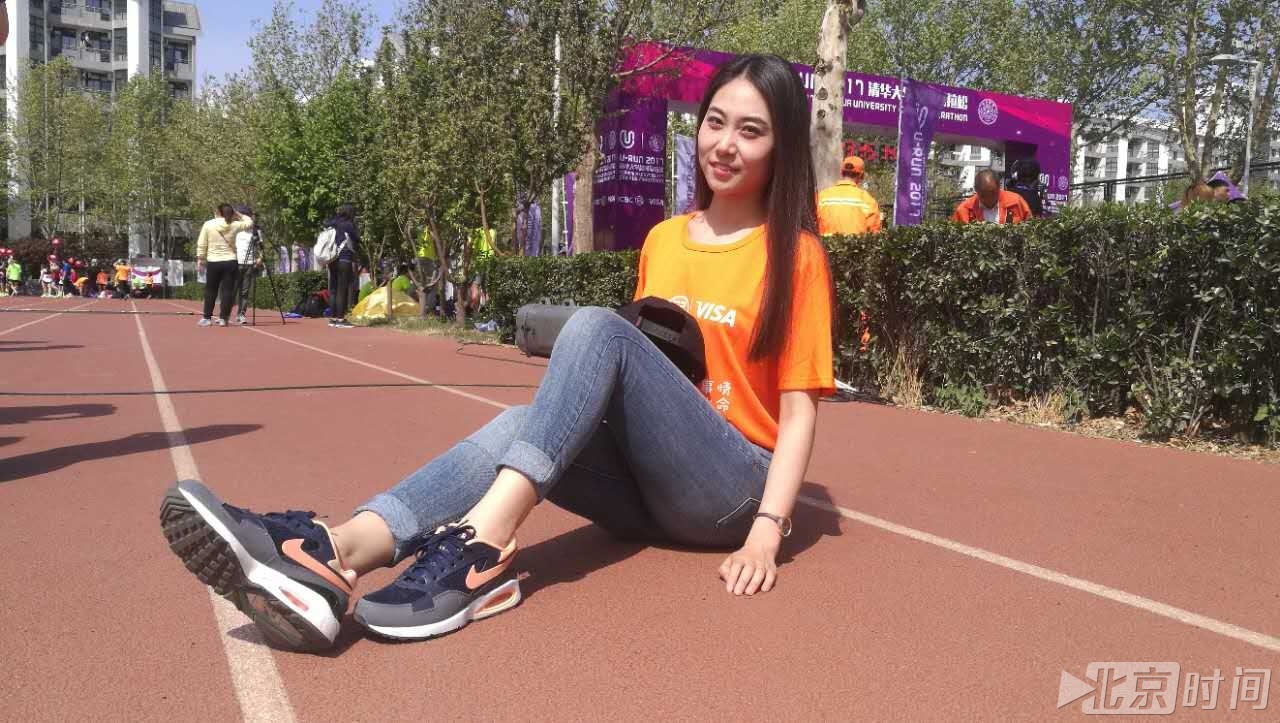 清华大学校园马拉松是由清华大学体育运动委员会主办，清华大学体育部、清华大学校团委承办的校园跑步赛事活动。北京时间女记者活动现场照。
