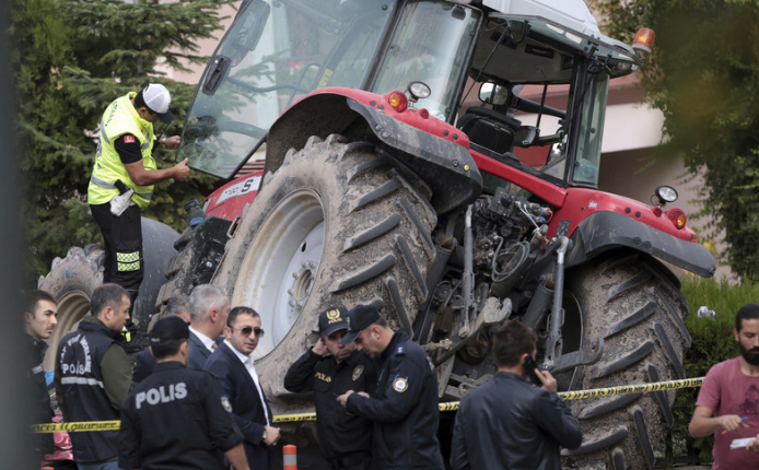 当地时间2018年10月16日，土耳其安卡拉，一名男子驾驶拖拉机在安卡拉市中心的詹卡亚大道不顾警方对其发出的停车警告，横冲直撞碾压多辆汽车。警方最后开枪打伤了这名名叫Aydin Sakarya的男子。据悉，该男子一直在接受心理方面的治疗。