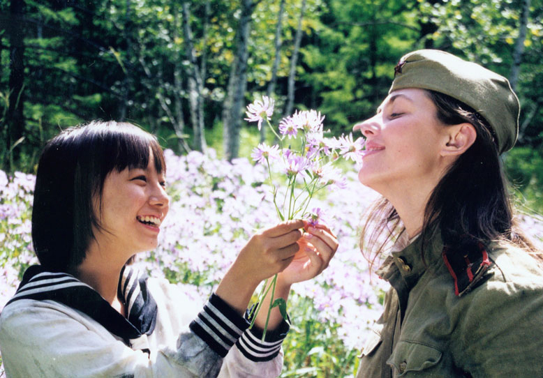 《紫日》影片背景在1945年第二次世界大战即将结束的时候。苏联红军偶然从日军屠杀中救下一名中国老百姓--杨玉福。在将杨玉福和伤员一起往后方转移的途中，军车误入日军军营，发生了一场激战。杨玉福和一位名叫娜佳的苏联女军医侥幸逃进了林区。中途他们遇见了在混战中与大队失散的日本少女秋叶子。他们让秋叶子带路，可是深受日本军国主义思想毒害的秋叶子却一心要将他们置于死地，带着他们走进了险境。娜佳痛恨秋叶子的行为，让杨玉福杀了她，忠厚老实的杨玉福虽然怀着杀母之仇却也不忍心杀害眼前这个年少无知的女孩，于是，为了能从茫茫林区活着走出去，三个人一起踏上了求生之路。在看不见战火硝烟的美丽林区里，三人一路上经历了山林大火、沼泽、猛兽等一系列磨难，患难之中渐渐产生了友情，秋叶子也被娜佳和杨玉福的善良所感染，对自己长期以来所接受的“教诲”产生了怀疑。虽然语言不通，三个年轻人却几乎忘记了战争的存在，互相露出了善意的笑容。然而，就在他们即将获得新生的时候，秋叶子却被疯狂的法西斯所杀害。悲忿的杨玉福和娜佳愤怒地冲向残余的日本法西斯部分，为纯真的少女秋叶子报仇雪恨。