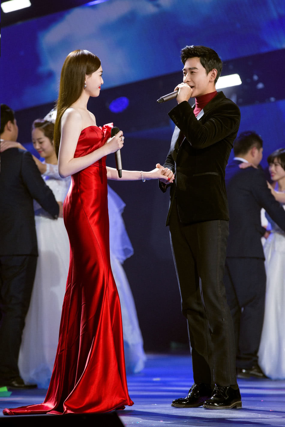 唐嫣罗晋活动现场秀恩爱被问:租房还是住房?高