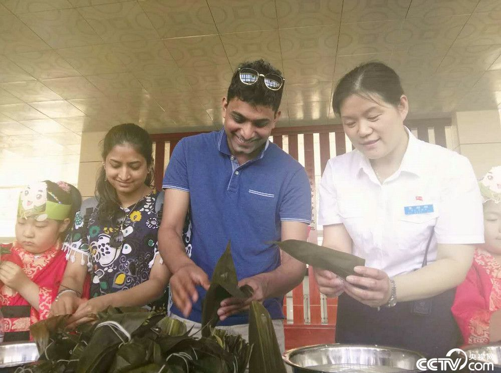 山东孔子故里:兖州火车站候车室内给旅客过“端午文化节” 山东孔子故里:兖州火车站候车室内给旅客过“端午文化节”