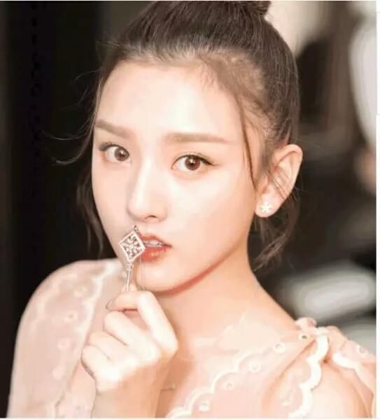 宋祖儿不愿像张柏芝而换了个发型?而她和章子