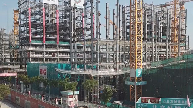 《首都晚间报道》20191009冬奥村项目一标段首栋楼宇实现钢结构封顶