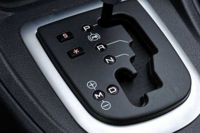 自动挡车停车时,先挂P档还是先熄火?再说这一
