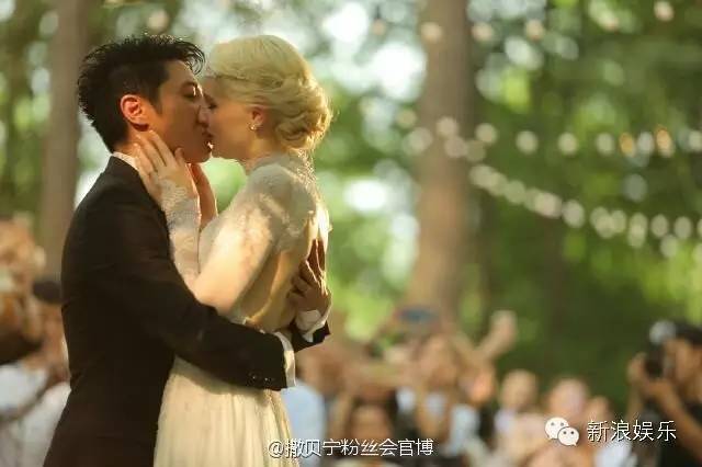 40岁的撒贝宁顶着高温在小树林里娶了洋老婆