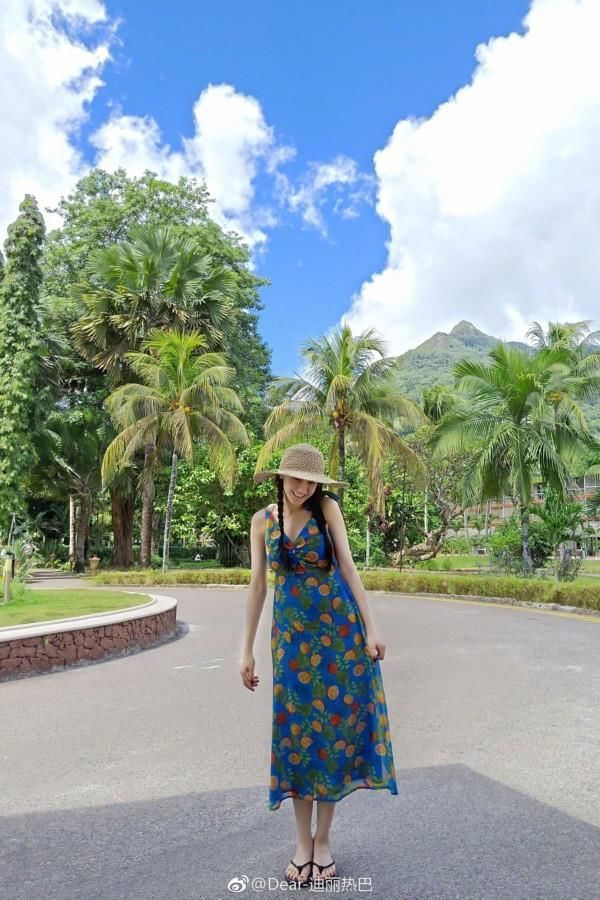 戴上橘子女孩迪丽热巴这顶草帽去度假 游客照