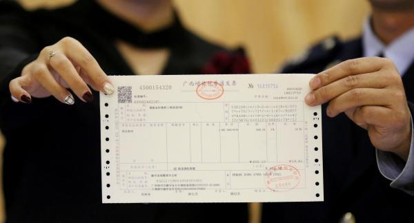 广西柳州市融安县某企业,工作人员展示刚开具的增值税发票