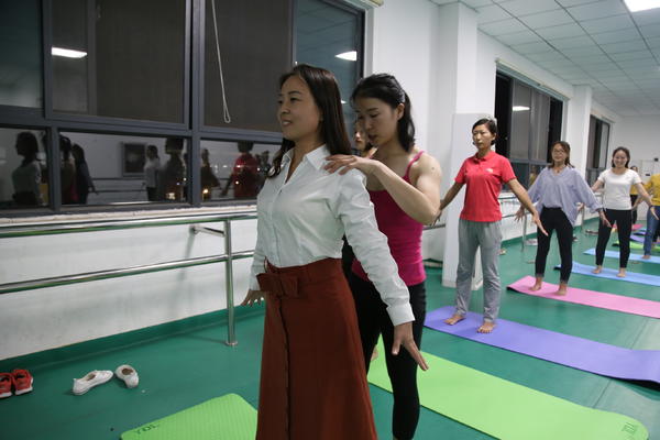 郑州经开区实验中学教师瑜伽班开课啦!