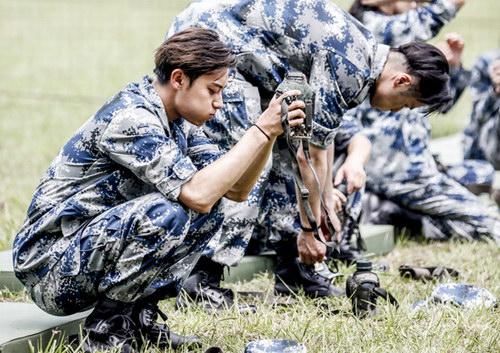 黄子韬和杨幂拍吻戏,引起王思聪的不满,网友:老