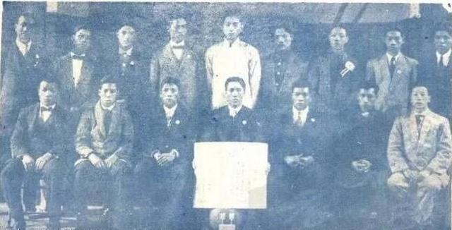 很少有人知道，5月9日，对于中国足球和日本足球都是具有历史意义的一天。整整100年前的今天，日本男子足球队迎来了历史首秀，对手是中华民国代表队，而这场比赛也是国足有记录可查的第一场11人制国际比赛。