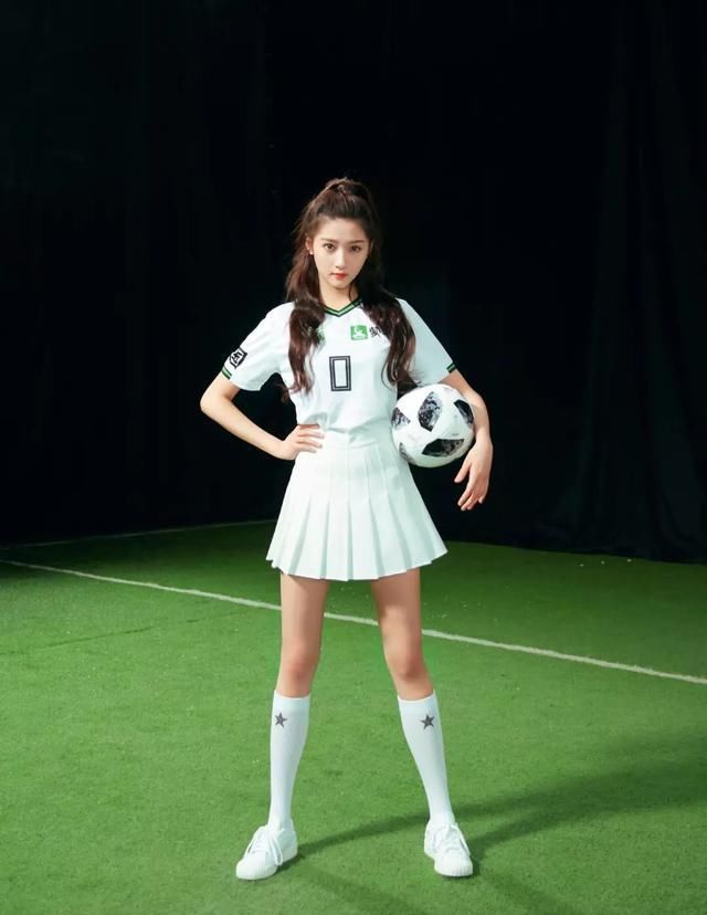 包子脸陈妍希穿阿根廷队球服走机场秀 被穿成