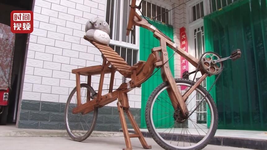 大爷也浪漫:手工制作木头自行车送妻子 想和她一起骑着去旅行