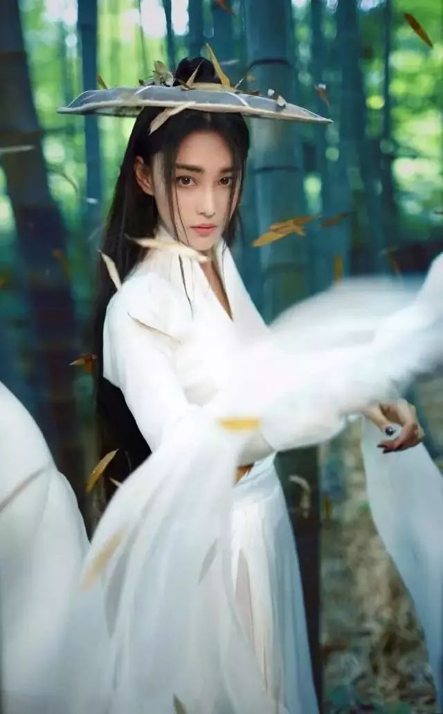 这部剧太神奇,作为女配的迪丽热巴,关晓彤都红