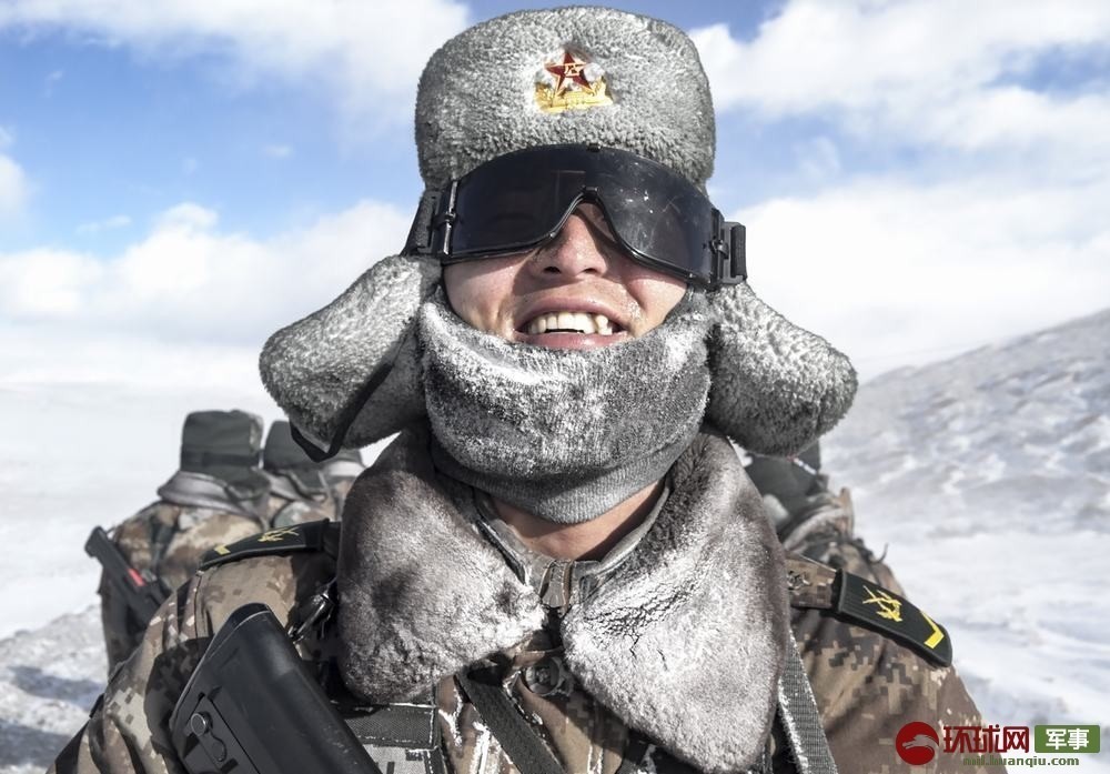 1月14日，西藏阿里军分区圣湖边防连巡逻分队，巡逻途中遭遇风吹雪天气，通过风吹雪路段后官兵的样子。