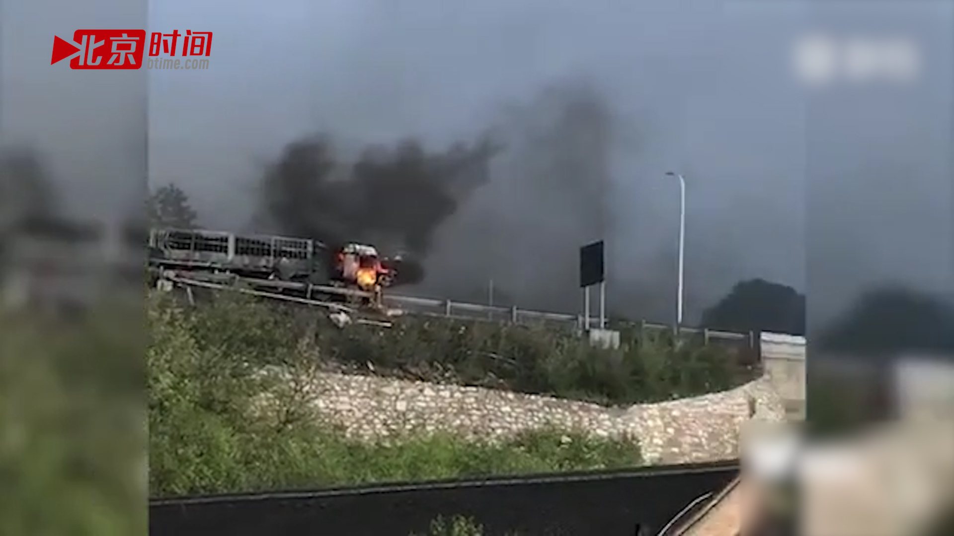 河北张石高速油罐车追尾爆炸 事故已致12人死亡 河北张石高速油罐车追尾爆炸 事故已致12人死亡