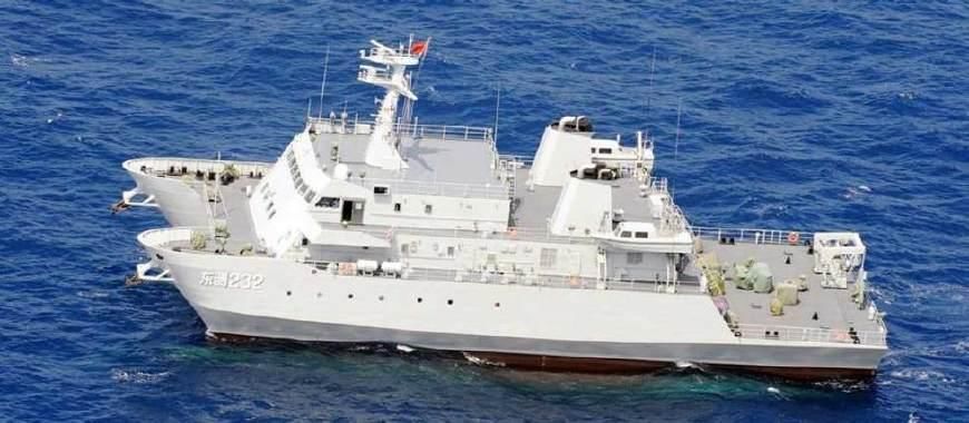 图片:日本海自拍摄的东测232船图片,冲绳附近 这种双体测量船是大国