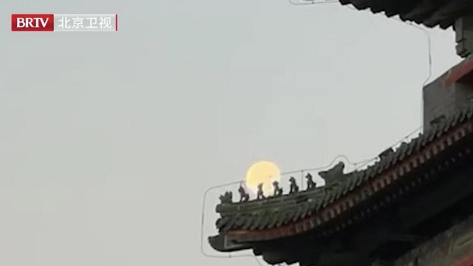 当月亮邂逅北京古城楼