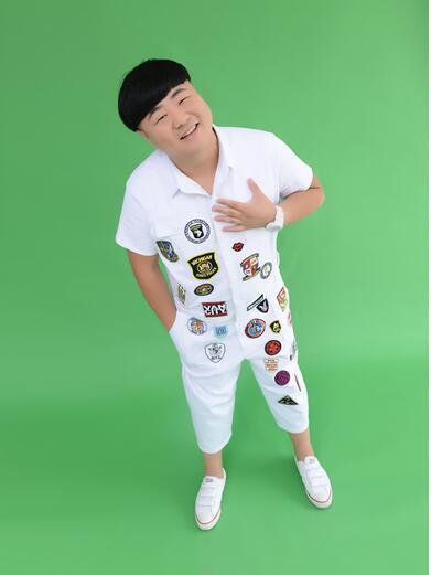 近日,电影《疯狂代驾》在青岛正式开机,内地新晋青年演员"郑胖"挑起