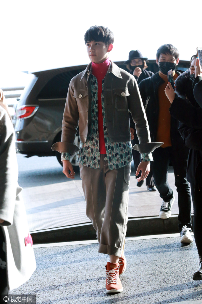 吴磊机场被迷妹包围显高冷 手插裤袋黑超耍酷潮男范