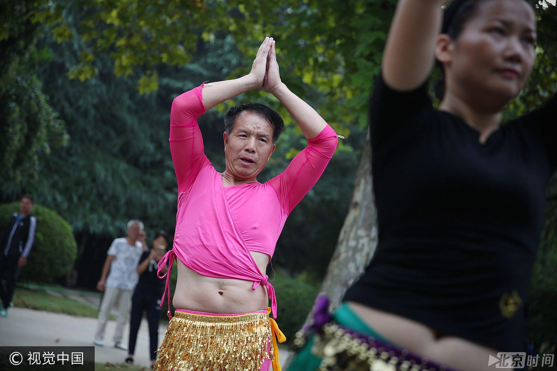 大叔本是一名保安，当他脱下保安制服穿上肚皮舞服装后，整个人精神抖擞，跳起肚皮舞来比年轻姑娘还妖娆。据了解，大叔是阜阳一支草根肚皮舞队的队员，这支舞队有30多名成员，年龄最大的成员今年已经67岁。